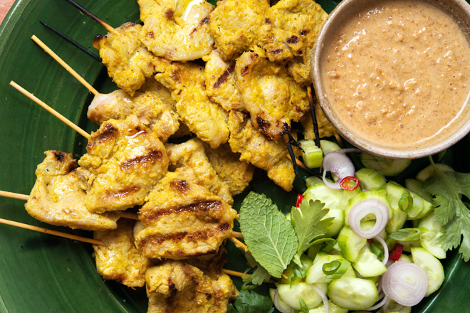 các quán ăn ngon ở Phuket Thái Lan - Thịt xiên nướng satay cũng có rất nhiều phiên bản trên khắp Đông Nam Á. Ảnh: NY times