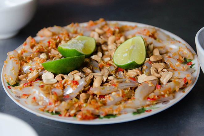 Cẩm nang du lịch Mũi Né: đặc sản ngon phải nếm thử - Không nơi nào bạn có thể ăn gỏi cá mai ngon như ở Mũi Né. Ảnh: Ho Dao Dieu