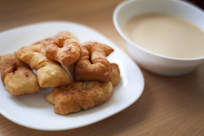 Du lịch Mông Cổ ăn gì - Bánh Boortsog. Ảnh: Eatwellco