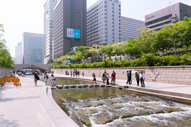 Du lịch bụi Seoul ở Hàn Quốc - Suối Cheonggyecheon từng bị bỏ hoang, sau khi xây dựng lại trở thành “lá phổi xanh” cho thành phố. Ảnh: Flickr