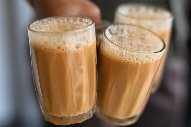 Đi du lịch Malaysia mua gì về làm quà? - Trà sữa Teh Tarik là món quà rất được du khách chọn lựa khi du lịch bụi Malaysia. Ảnh: Carnival munchies