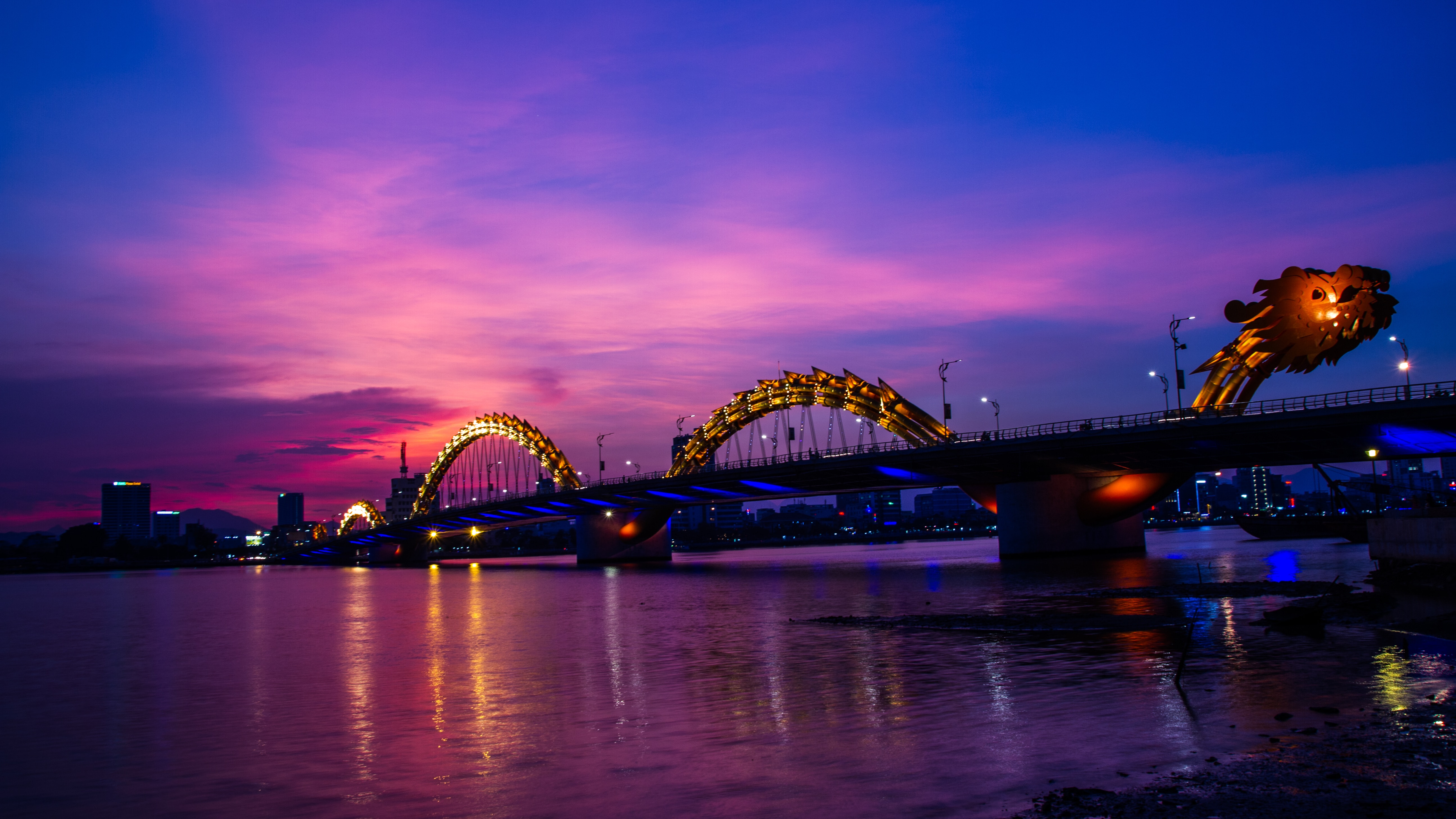 Du lịch hè 2020 - Cầu Rồng Đà Nẵng lên đèn. Ảnh: Photo by NGO TUNG on Unsplash