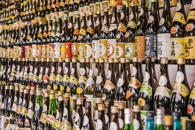 Du lịch ở Nhật Bản khám phá ẩm thực mùa thu đặc sắc - Rượu sake mùa thu. Ảnh: Unsplash