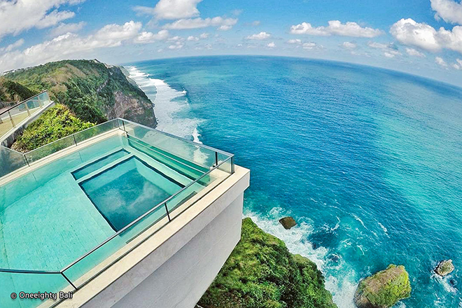 Đi du lịch Bali Indonesia: thử cảm giác ở resort dành cho ngôi sao - Bể bơi đáy trong suốt, vươn ra khỏi vách núi ở The Edge resort là nơi khi đi du lịch Bali Indonesia nên thử. Ảnh: Oneeighty-bali