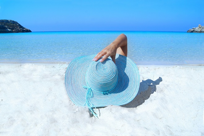 trang phục đi du lịch phú quốc - Mũ cói rộng vành là item không thể thiếu khi đi biển. Ảnh Unsplash