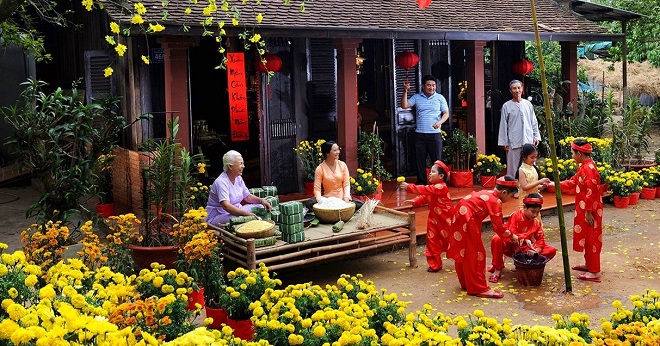 Cẩm nang đặt vé máy bay giá rẻ cho chuyến du lịch Tết - Tết Nguyên Đán là dịp để về nhà cùng sum vầy bên gia đình. Ảnh: Sưu tầm