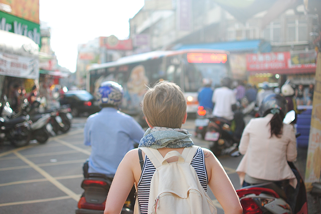 Kinh nghiệm du lịch một mình ở nước ngoài dành cho phái nữ - Chia sẻ vị trí của mình lên mạng xã hội có thể gây nguy hiểm cho bạn. Ảnh: Unsplash