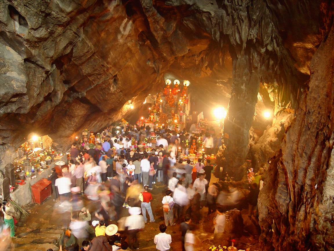 Lễ hội chùa Hương  - Động Hương Tích được ví như Nam Thiên đệ nhất động. Ảnh: wikipedia.org