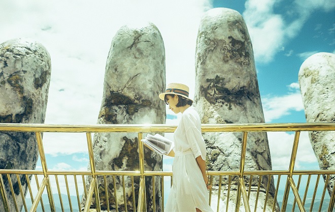 Check in Cầu Vàng Đà Nẵng - Du khách Việt Nam với bức ảnh thơ mộng trên Cầu Vàng. Ảnh: Instagram