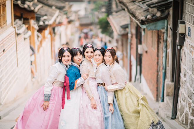 Du lịch bụi Seoul ở Hàn Quốc - Đừng quên thuê hanbok khi để chụp ảnh trong làng cổ Bukchon Hanok. Ảnh: Olivia Lazuardy