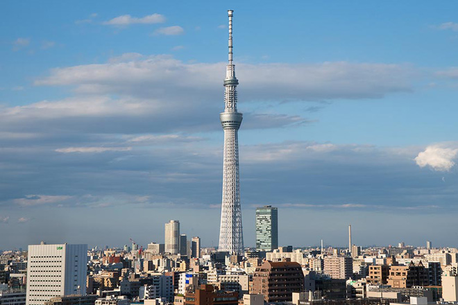 Tháp truyền hình Tokyo trong bầu trời Nhật Bản tháng 7
