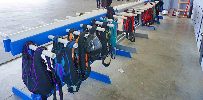 nhảy dù du lịch Dubai - Bộ balo với đầy đủ dụng cụ nhảy dù. Ảnh: Skydive Lonestar