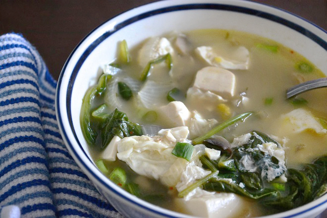 Khám phá văn hóa người Miêu ở Phượng Hoàng Cổ Trấn - Ảnh: Eating in Instead