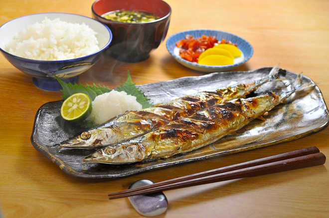 Cùng Japan Airlines 5 sao săn vé khuyến mãi du lịch Nhật Bản mùa thu - Món cá Sanma nướng muối mùa thu. Ảnh: Fast Japan