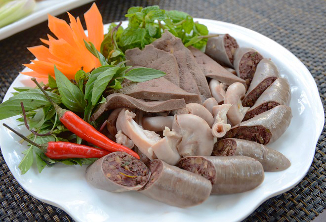 Du lịch ở Phú Yên: nên ăn gì, ở đâu? - Bánh ướt lòng heo. Ảnh: AFamily