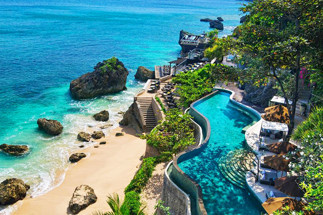 Đi du lịch Bali Indonesia: thử cảm giác ở resort dành cho ngôi sao - Rock bar là nơi ngắm hoàng hôn đẹp bậc nhất thế giới. Ảnh: Booking
