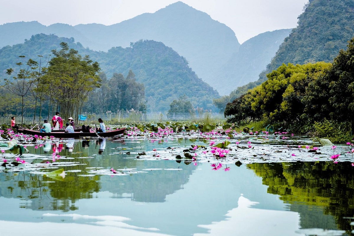 Lễ hội chùa Hương  - Phong cảnh non xanh nước biếc hữu tình ở chùa Hương. Ảnh: Sưu tầm 