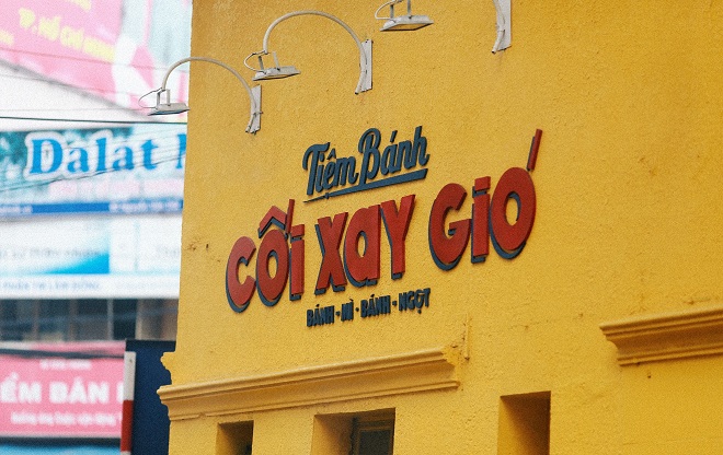 5 cửa tiệm phải check in mới được xem là đã đi du lịch Đà Lạt - Bức tường vàng huyền thoại bên hông tiệm Cối xay gió là điểm check in nổi tiếng khi đi du lịch Đà Lạt. Ảnh: Kenh14