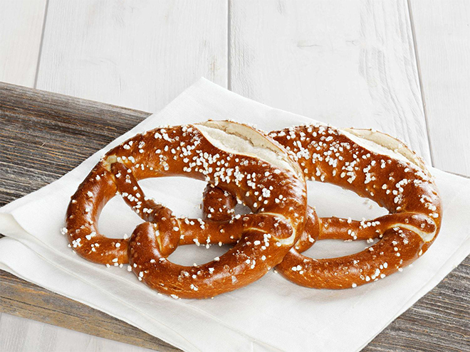 món ăn Đức - Brezel là loại bánh mỳ được rất nhiều người dân Đức ưa chuộng. Ảnh: Lidl