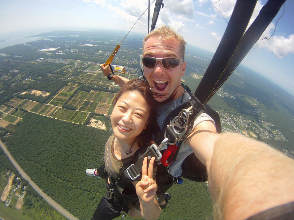 nhảy dù du lịch Dubai - Dễ dàng trải nghiệm cảm giác chinh phục bầu trời Dubai cùng Tandem skydiving. Ảnh: Kinked