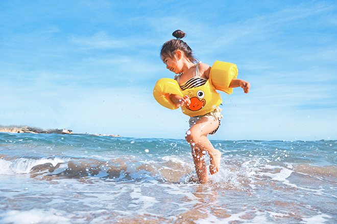 Du lịch ở Quy Nhơn: khám phá thiên đường biển xanh đảo Kỳ Co - Đảo Kỳ Co là một bãi tắm rất thân thiện với gia đình có trẻ nhỏ. Ảnh: Unsplash