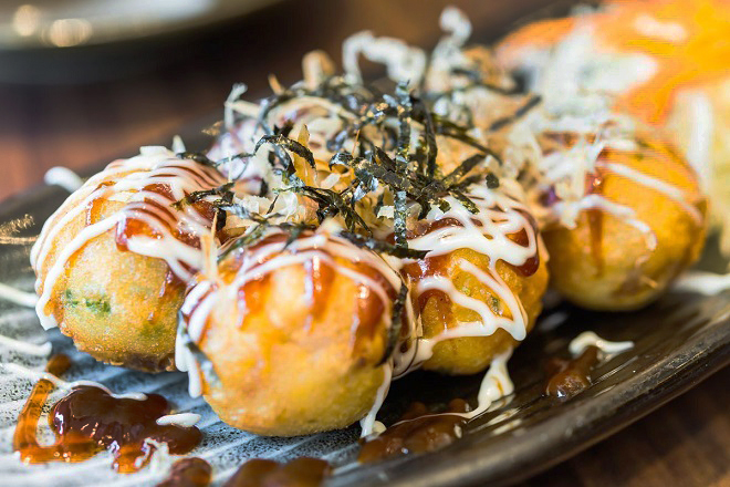 lễ hội Bon Nhật Bản - Okonomiyaki, món bánh bạch tuộc yêu thích trong các lễ hội Bon. Ảnh: jpnest.com