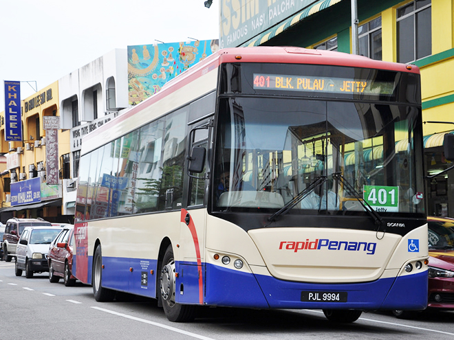 Du lịch Malaysia tự túc: Khám phá ngôi đền rắn có một không hai - Xe bus là phương tiện di chuyển vô cùng thuận lợi tại Penang. Ảnh: Tool Kit
