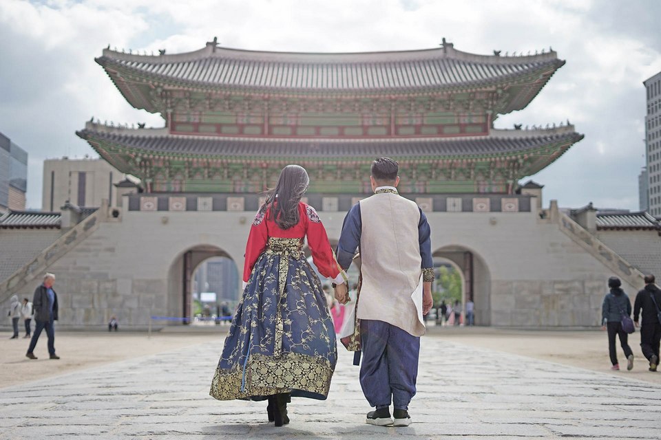 Xin visa du lịch Hàn Quốc theo tour - Mặc Hanbok chụp ảnh trước cung điện Gyeongbokgung là một trải nghiệm khó quên. Ảnh: sưu tầm.