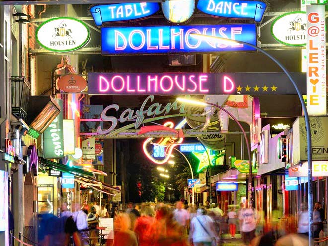 Du lịch Hamburg Đức - Giao lộ huỳnh quang Reeperbahn tại Đức. Ảnh: Unsplash