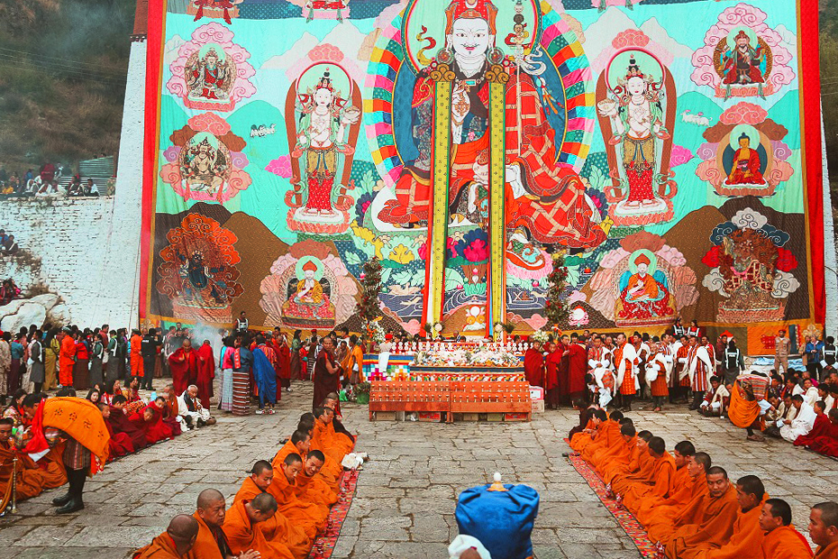 Du lịch Bhutan lễ hội truyền thống - Mọi người xếp hàng dài chờ tới lượt được chạm tay vào bức Thangka khổng lồ. Ảnh: Google Image