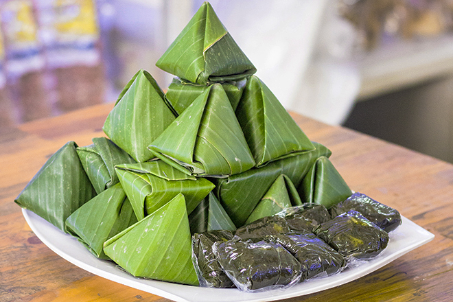 Du lịch Quy Nhơn ăn gì vừa ngon vừa mua về làm quà - Bánh ít lá gai gần giống món bánh gai ở miền Bắc. Ảnh: Hiquynhon