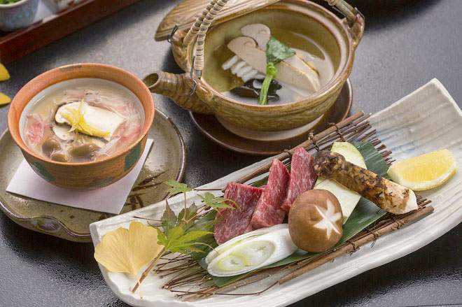 Du lịch ở Nhật Bản khám phá ẩm thực mùa thu đặc sắc - Súp nấm Matsutake được phục vụ trong một chiếc ấm là món ăn không thể bỏ qua khi du lịch ở Nhật Bản. Ảnh: justonecookbook