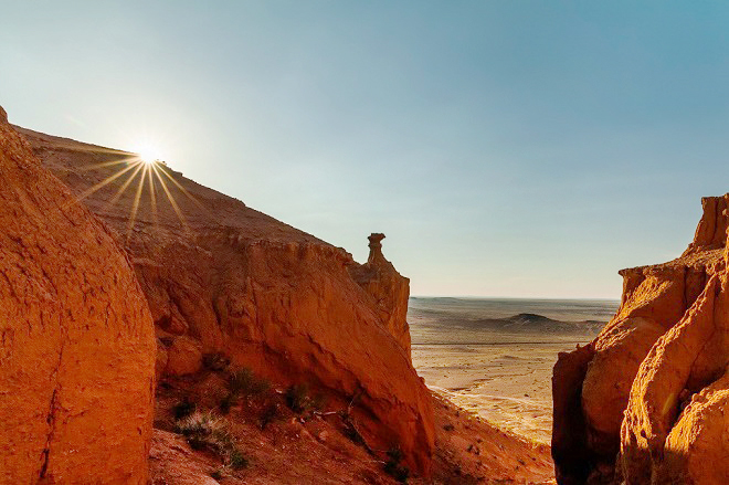 Du lịch Mông Cổ: Trải nghiệm phượt ở sa mạc Gobi - Vách núi đá đỏ Bayanzag. Ảnh: Unsplash