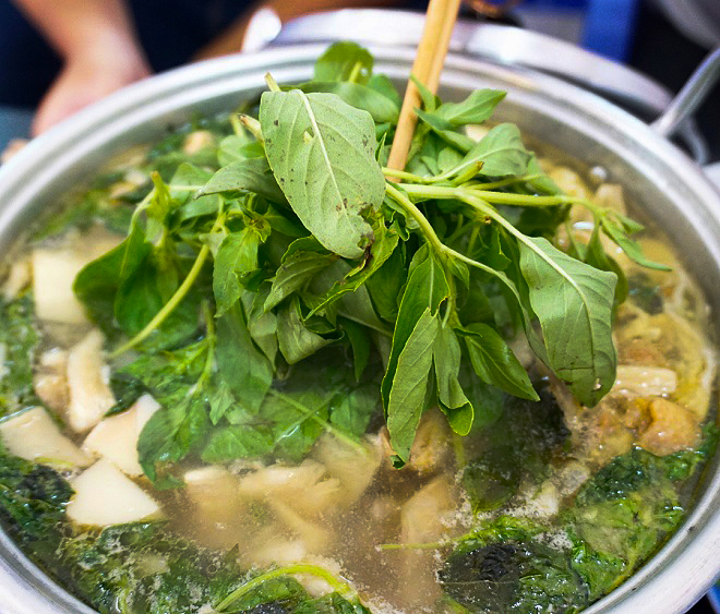 Những món ăn phải thử khi đến khu du lịch Đà Lạt - Lẩu gà lá é là món ăn không chỉ thơm ngon mà còn bổ dưỡng. Ảnh: chudu24.com