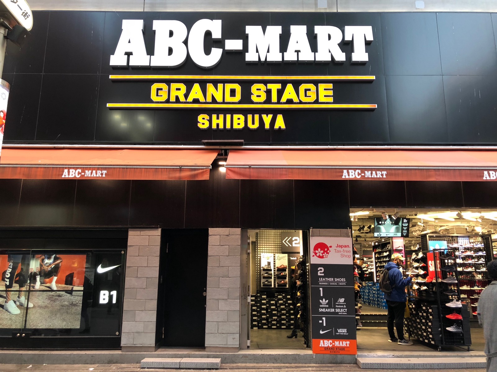 Mua gì khi đi Nhật - ABC Mart Shibuya. Ảnh: sưu tầm.