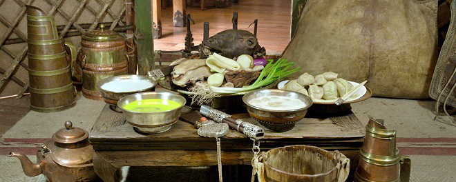 Du lịch Mông Cổ ăn gì - Một bàn tiệc Boodog. Ảnh: Juulchin