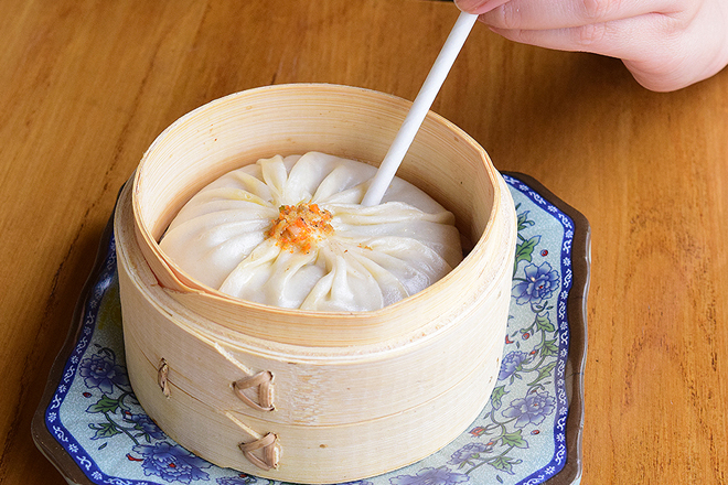 bánh bao nước thượng hải trung quốc - Bí quyết làm nước súp bên trong chiếc bánh nằm ở phần ‘thạch da lợn’. Ảnh: Philippines Primer