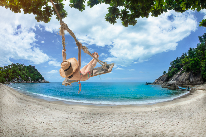 Đi du lịch Phuket đừng bỏ lỡ 5 trải nghiệm thú vị sau - Tận hưởng thời gian thư giãn bên bờ biển khi đi du lịch Phuket. Nguồn: Unsplash