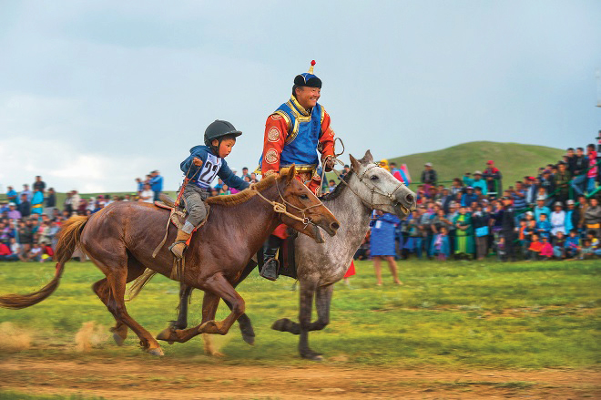 Đi du lịch Mông Cổ: Khám phá lễ hội Naadam - Một cuộc thi đua ngựa dành cho trẻ em. Ảnh: Unsplash