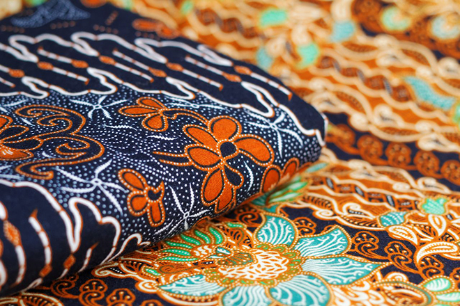 Đi du lịch Malaysia mua gì về làm quà? - Chú thích: Lụa batik hoa văn sắc nét, màu sắc nổi bật. Ảnh: Matador network