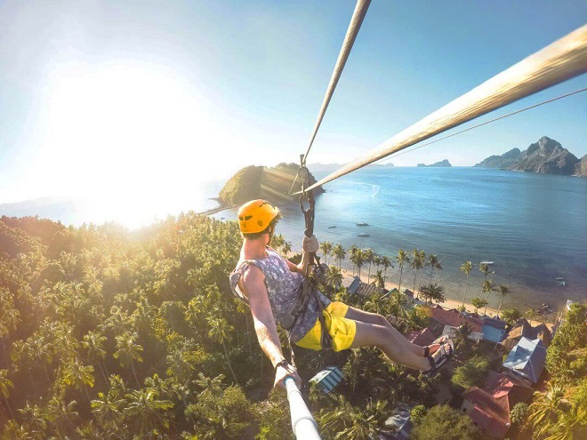 du lịch biển Philippines - Ziplining tại El Nido vào buổi chiều hoàng hôn. Ảnh: Unsplash