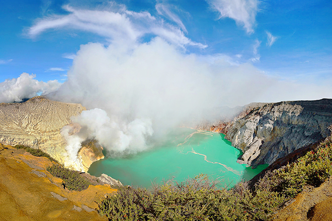 Những địa điểm du lịch ở Indonesia hớp hồn du khách - Ngoài biển đảo thì Indonesia có nhiều ngọn núi lửa hùng vĩ. ẢNh: Explore Ijen