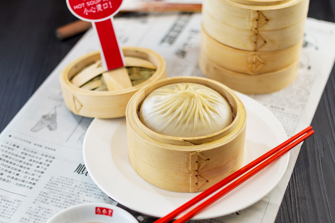 bánh bao nước thượng hải trung quốc - Thang bao theo tiếng Trung nghĩa là bánh bao có nước canh bên trong. Ảnh: Broadsheet