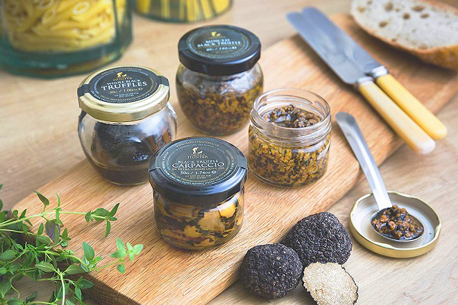 Đi Ý mua gì cho những tâm hồn yêu ẩm thực - Nấm truffle đen đóng hộp của Ý là món quà độc đáo với giá cả không hề đắt đỏ. Ảnh: TIBS