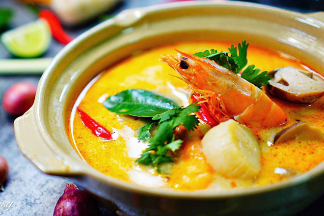các quán ăn ngon ở Phuket Thái Lan - Tom yum rất phổ biến ở Thái Lan, du khách có thể tìm thấy ở bất cứ nhà hàng nào. Ảnh: EcKitchensg