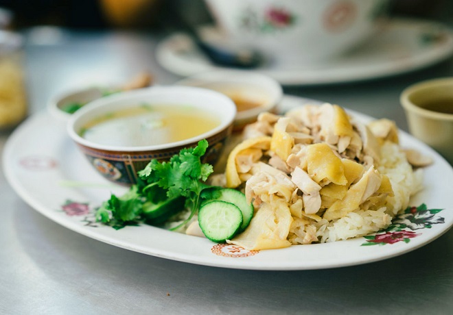 các quán ăn ngon ở Phuket Thái Lan - Cơm gà có rất nhiều phiên bản trên toàn Đông Nam Á nhưng hương vị ở Thái Lan rất khác. Khi du lịch bụi Phuket bạn đừng bỏ lỡ cơ hội nếm thử nhé. Ảnh: Mekong tours