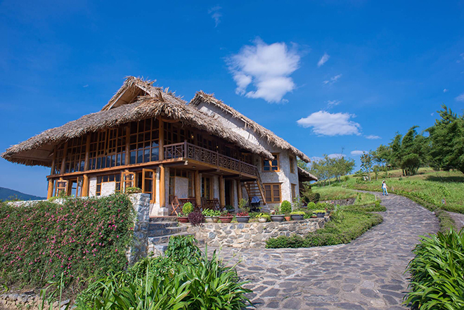 Kinh nghiệm du lịch Sapa tháng 9 ở các khu nghỉ dưỡng sang chảnh - Các bungalow được nối với nhau bằng những con đường uốn lượn quanh ngọn đồi xinh xắn. Ảnh: