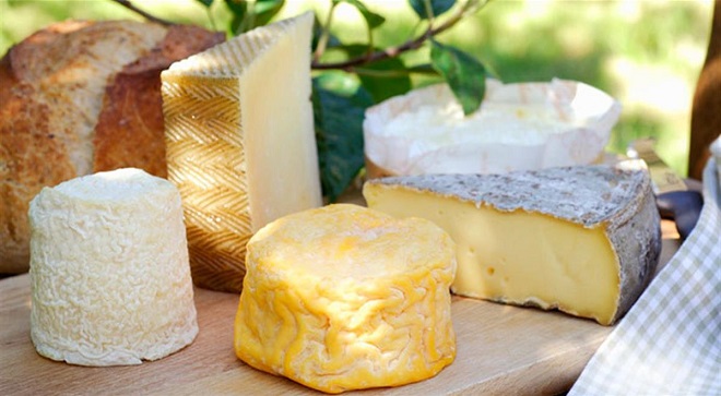 Đi Ý mua gì cho những tâm hồn yêu ẩm thực - Thuộc loại phô-mai cứng, Parmesan là một món quà vừa thơm ngon còn dễ vận chuyển. Ảnh: Fine Dining Lovers