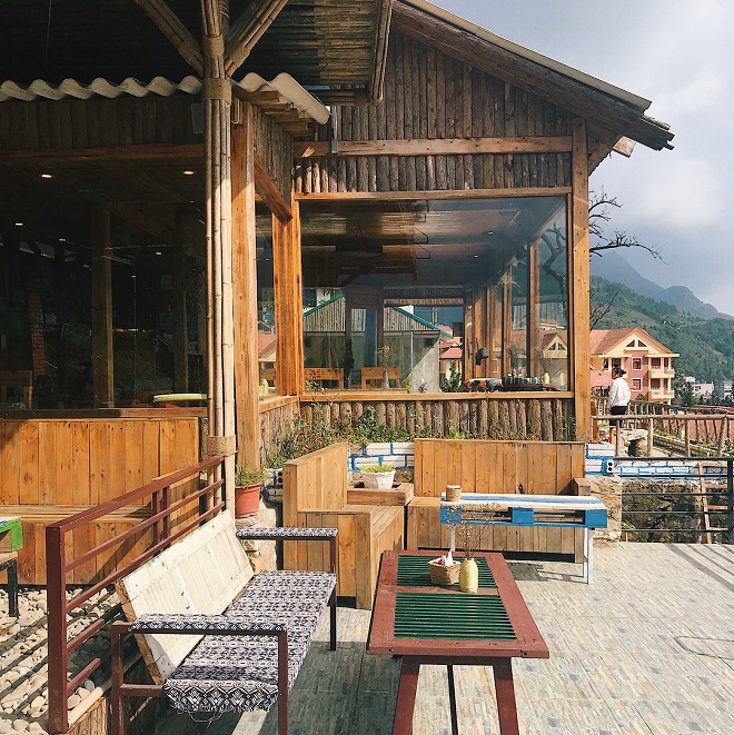 Đổi gió tại khu du lịch Sapa với 4 homestay xinh xắn - Ban công gỗ xinh xắn của VietTrekking. Ảnh: we25.vn