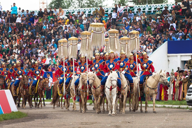 Đi du lịch Mông Cổ: Khám phá lễ hội Naadam - Khi tới du lịch Mông Cổ nhớ tới xem buổi diễu hành trong lễ hội Naadam. Ảnh: Mongoliago